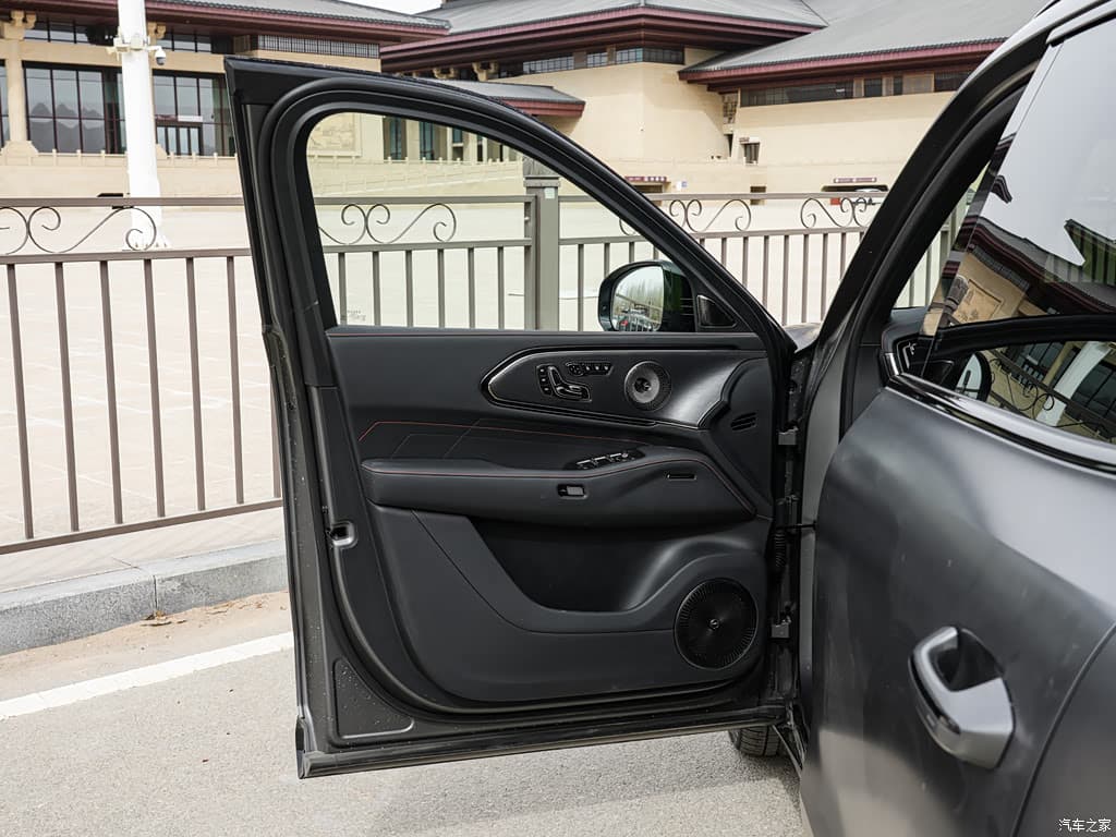 Zeekr 8X 70 kWh range — Zeekr 8X rear passenger seating, for export